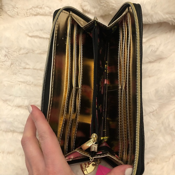 NWT Betsey Johnson Cream and Black Wallet - Picture 5 of 8